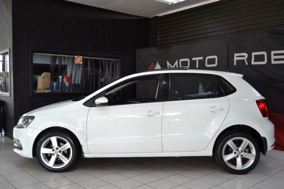 Panoramic SUNROOF!!!  Mags...  Spot Lamps...  Pdc Leather-Bound Steering...  And More!!! | 2015 VOLKSWAGEN POLO 1.2 TSI COMFORTLINE id: 286419