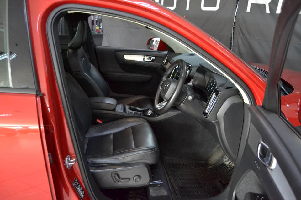 A WINNER SPORTY DIESEL!!!| 2018 VOLVO XC40 D4 MOMENTUM AWD GEARTRONIC id: 451844