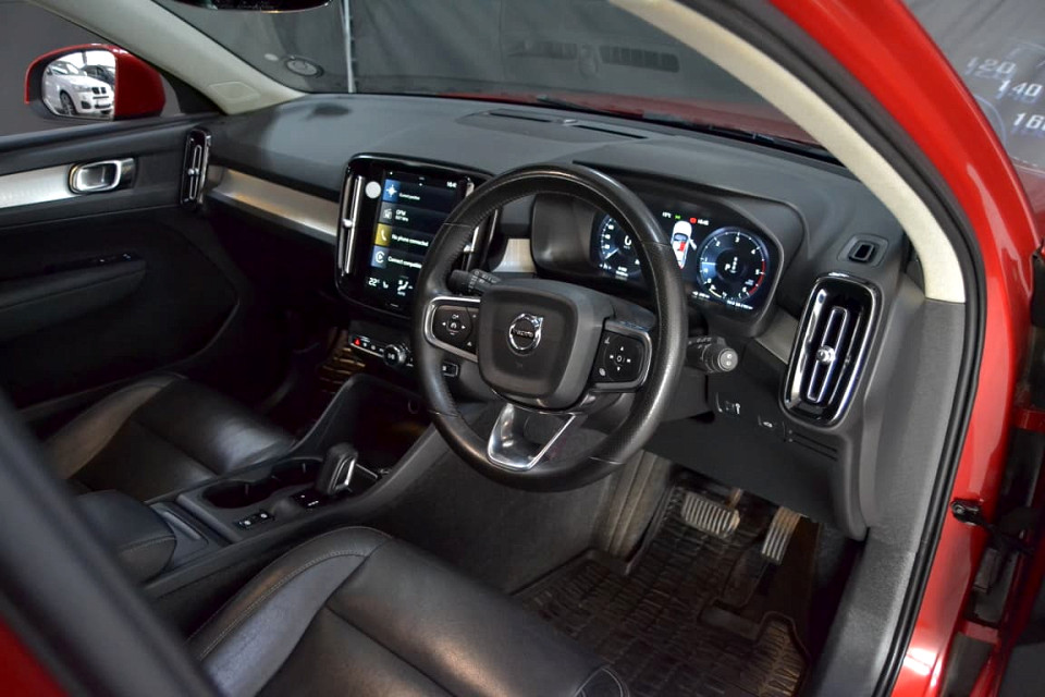 A WINNER SPORTY DIESEL!!!| 2018 VOLVO XC40 D4 MOMENTUM AWD GEARTRONIC id: 451844