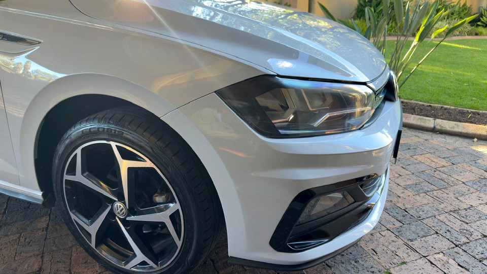#SMART R-LINE+SUNROOF!!!   R-LINE styling.  LED Headlights... Reverse Camera...  Roof Spoiler...  and More!!!      | 2020 VOLKSWAGEN POLO HATCH 1.0 HIGHLINE id: 557080