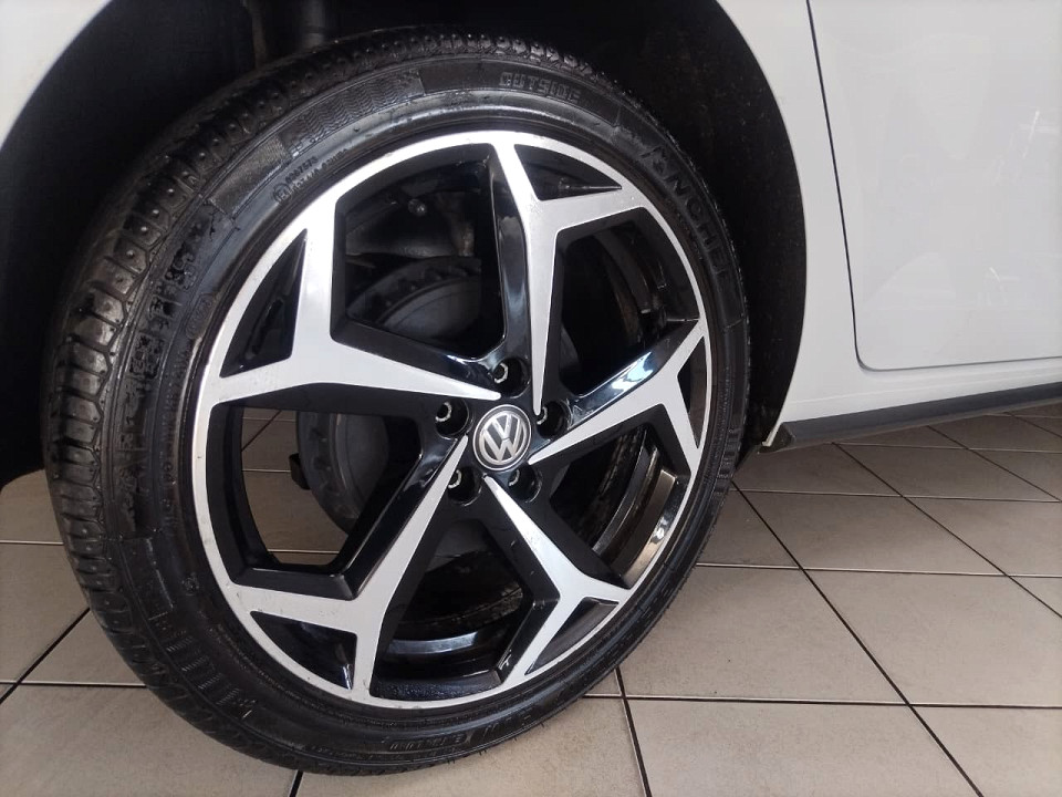 #SMART R-LINE+SUNROOF!!!   R-LINE styling.  LED Headlights... Reverse Camera...  Roof Spoiler...  and More!!!      | 2020 VOLKSWAGEN POLO HATCH 1.0 HIGHLINE id: 557080