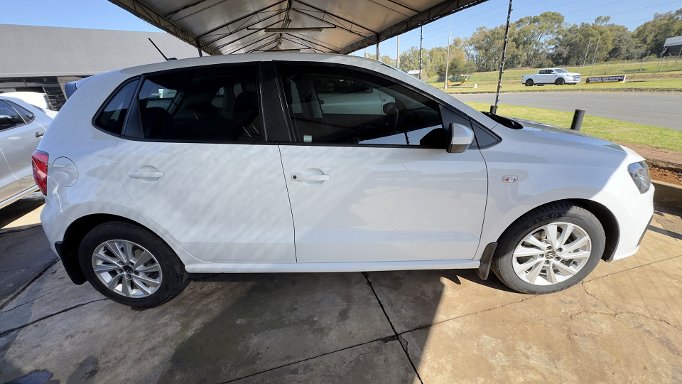#VERY LOW KM BARGAIN!!!| 2025 VOLKSWAGEN POLO VIVO HATCH 1.4 LIFE id: 562777